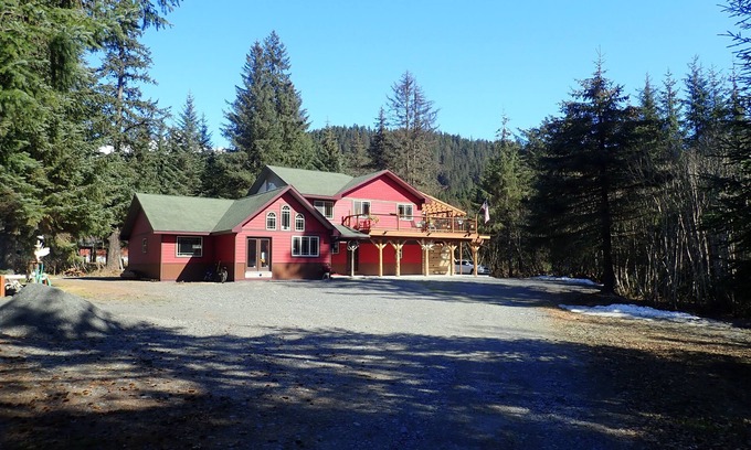 Bear Creek House | Resurrection Peaks Lodge. Upper unit sleeps 6, private lot and close to town.