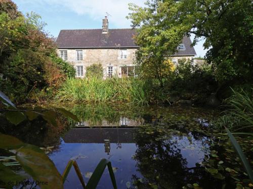 Tinchebray-Bocage House | Retraite paisible en maison traditionnelle, 4 chambres, jardin arboré, cheminée et nature luxuriante. - FR-1-497-154