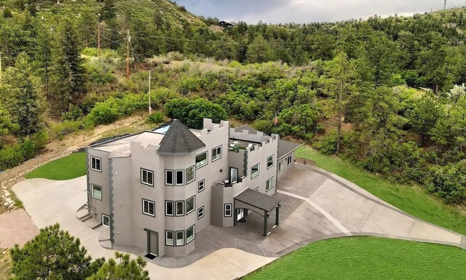 Castle Rock House | Retreat 7BR 8BD 6BA Sleep11 Accessible CamperParking Shop Golf