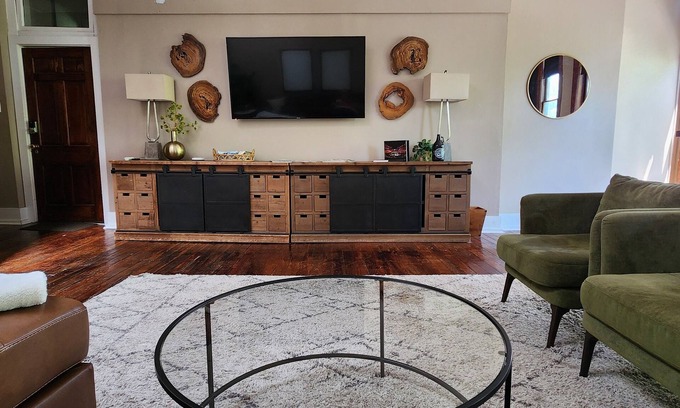 Old City Condo | Retreat at Harvest: Ultra-Modern, Downtown, Sleeps 6, WiFi, Full Kitchen, Stylish Decor