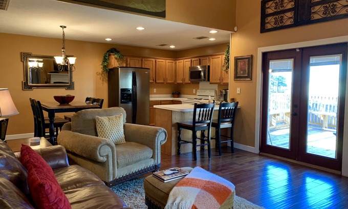 Flowood House | Retreat at the Beautiful Ross Barnett Reservoir