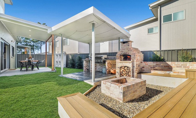 South Nowra House | Retreat at Woodland - Entertainers Delight with BBQ, Pizza Oven & Firepit.