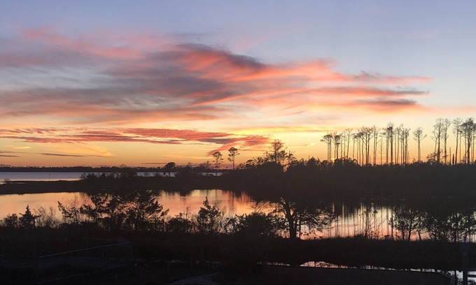 Straits House | Retreat "Down East" in Beaufort! - Waterfront, Private Dock, Kayaks, & Serenity!
