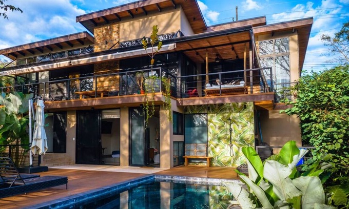 Pan de Azucar Cabin | Retreat in Atenas, Calle Coyoles. 4 bedrooms, kitchen, parking, pool, and jacuzzi.