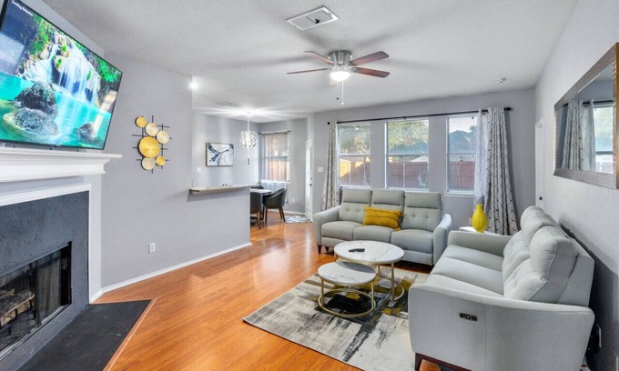 Roanoke House | Retreat in Roanoake |Roanoke Hidden Oasis | Resort Style Living