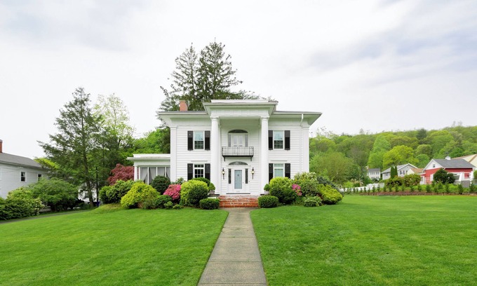 Thomaston Villa | Retreat in Style: Luxury for Family & Friends