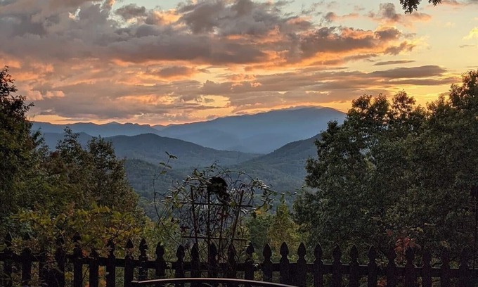 Bryson City Cabin | Retreat in the Sky.For All Those Special Occasions!.