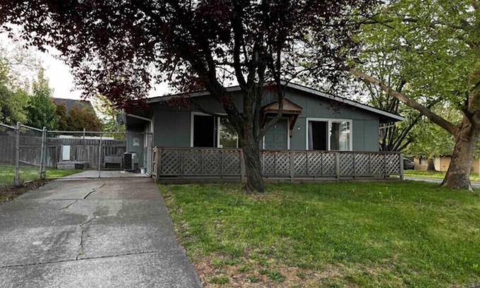 Medford House | Retreat Near Hospital w/Self Check-in + Laundry
