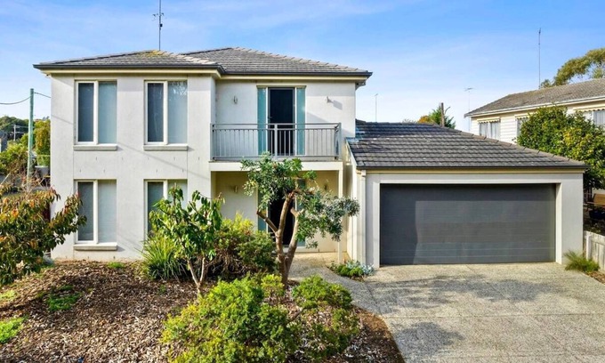 Newtown House | Retreat on Gairloch I Geelong River Hideaway
