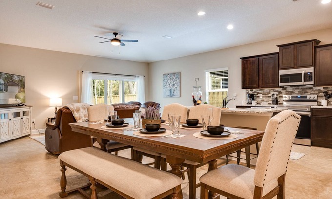 Doctors Inlet House | Retreat to Florida Street |New Build on Fleming Island |Pet Friendly |Fenced |King Ensuite |2 Queens