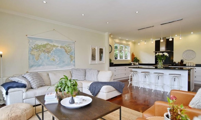 Saint Albans House | Retreat Villa - 6 Bedroom holiday home in St Albans