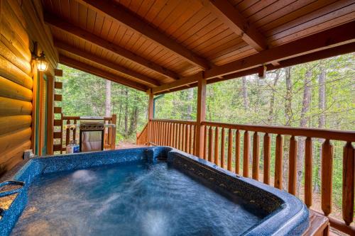 Gatlinburg - Pigeon Forge House | Retreat w Hot Tub Fire Pit Pool Table Foosball