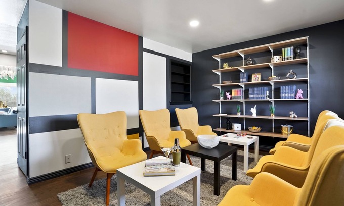 Dupont House | Retro 5 Bedroom Retreat 15 minutes from DT with Hot tub and Arcade!