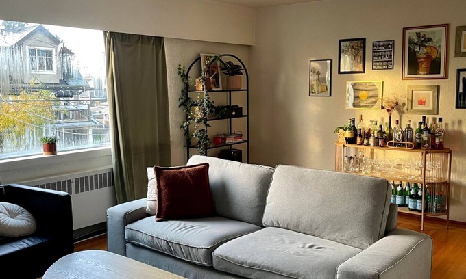 Kitsilano Apartment | Retro apartment in central Kitsilano, walking distance from the beach.