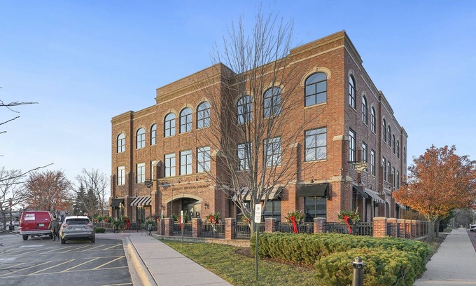 Palatine Apartment | Retro Apt-Private Deck-King Bed-Downtown-Huge Sofa-Free Parking-Walk to Train