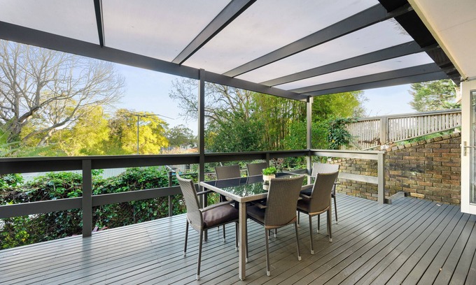 Wahroonga House | Retro brick wall courtyard cottage Walk to train station 6 people