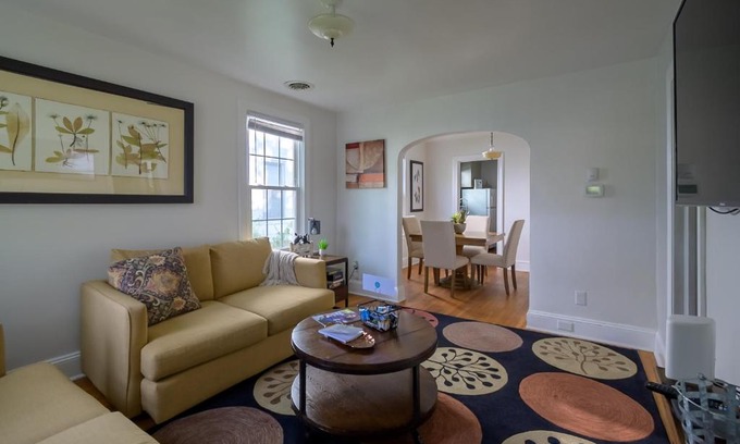 Woodland Heights House | Retro Bungalow A Block to Tennis Courts & Park