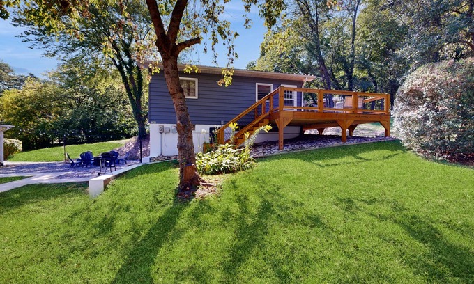 Bent Creek Apartment | Retro-chic 1920s style apartment near NC Arboretum & downtown Asheville