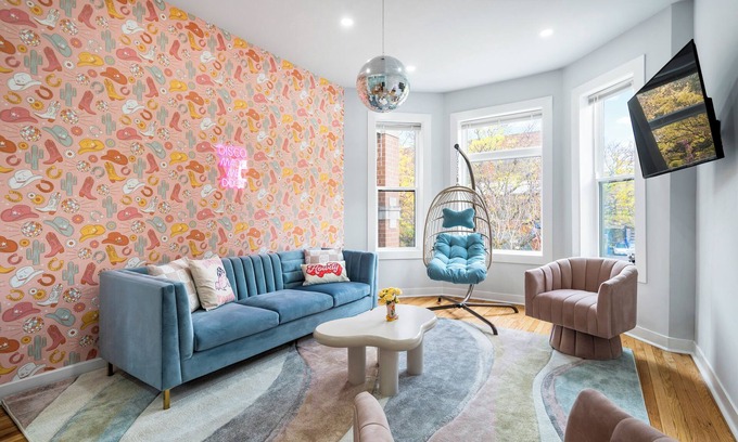 North Center House | Retro Disco Cowboy Fun, Walk to Wrigley, Restaurants/Bars! 15 mins to downtown!