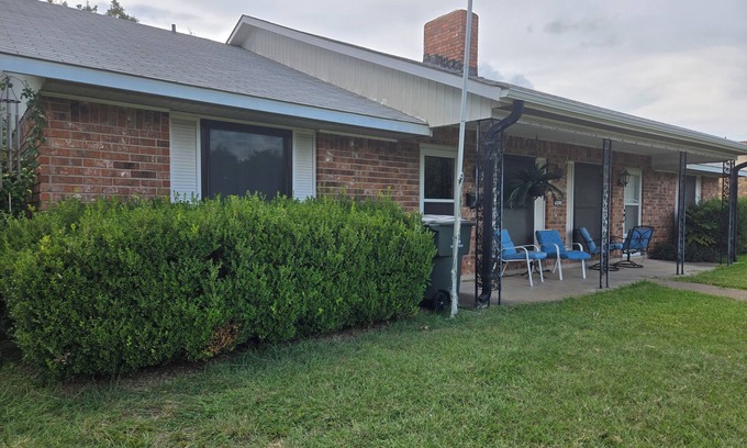 Temple Apartment | Retro Duplex 2-bedroom in Temple fully furnished for remote workers.