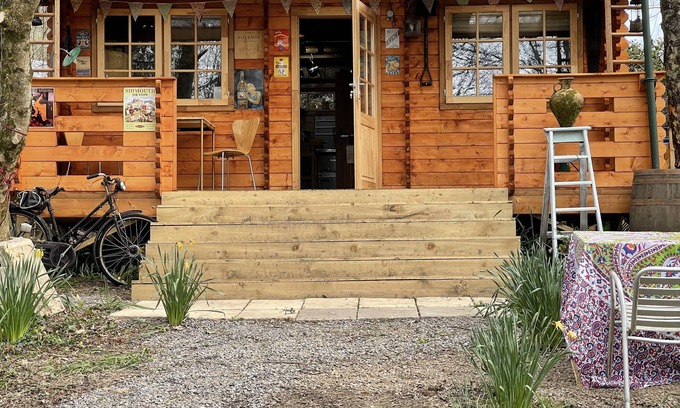 Bovey Tracey Cabin | Retro Lodge nr Dartoor with hot tub & opt sauna