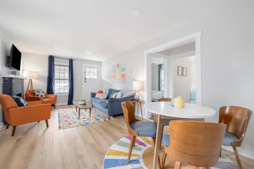 Bristol House | Retro Mid-Mod Gem in Bristol * Fully Renovated