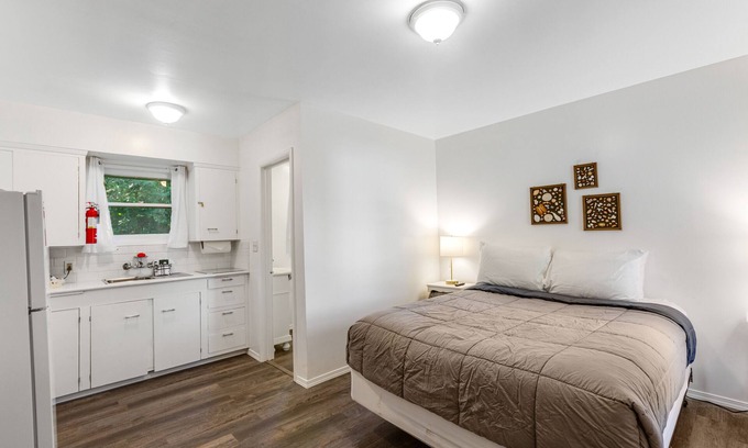 Nahcotta House | Retro motel suite close to Willapa Bay with WiFi, firepit & full kitchen
