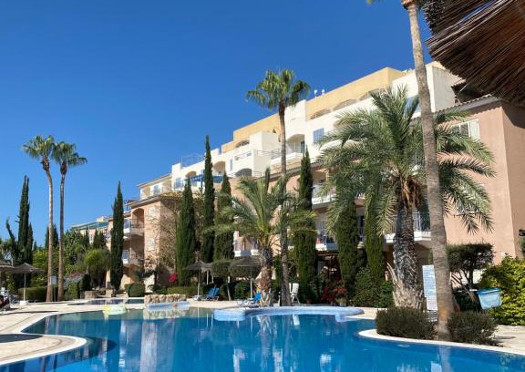 Geroskipou Apartment | Retro n’ Boujee 1BR Apt with Pool and Balcony