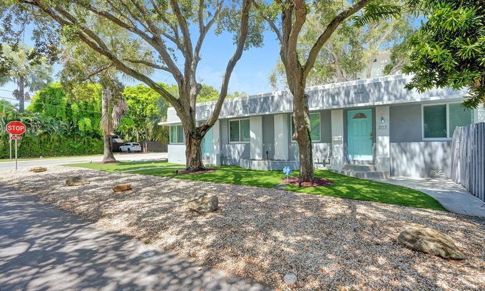 Victoria Park Apartment | Retro Oasis by Las Olas