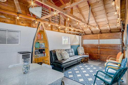 Honor House | Retro on the River