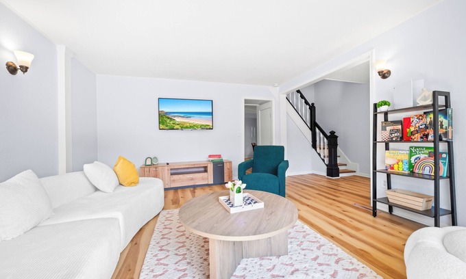 Holland House | Retro Quirky 4BR NE Minneapolis House near UMN, US Bank & Huntington Stadiums