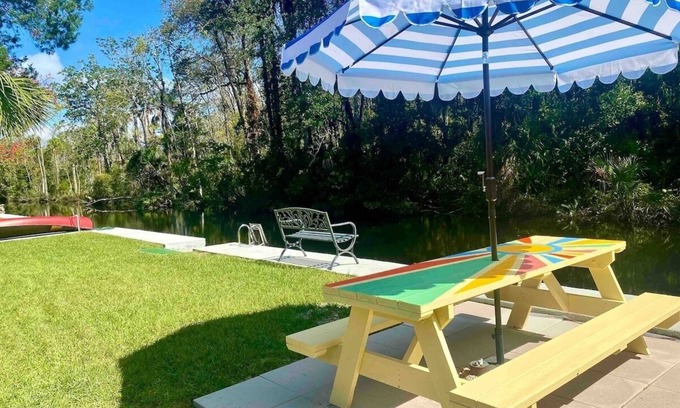 Crystal River House | Retro Retreat-Waterfront,Kayaks,Boatslip,bikes,grill