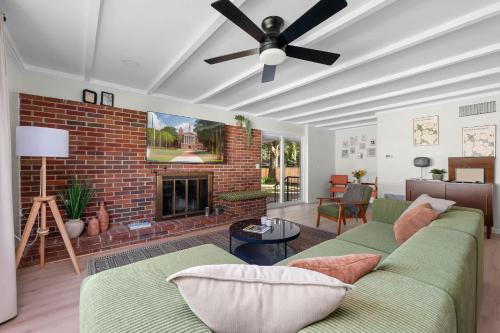 Alachua House | Retro Revival - Mid-Century Refuge with a '70s Twist