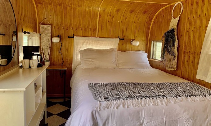 Montrose House | Retro trailer One queen size bed Heating and cooling Sleeps: 2 Pets: 2 Parking: 1