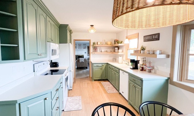 Chaska House | Retro vibes 4-bedroom home in Chaska with WiFi, AC, bike