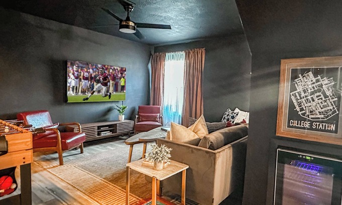 College Station Condo | Reveille Retreat- Walk to Kyle Field
