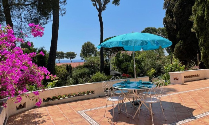 Antibes Apartment | Rez-de-chaussée dans grand jardin provençal, à la villa Tatiana