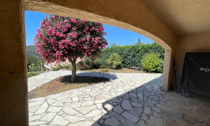 Levens Apartment | Rez de jardin, entre mer et montagne