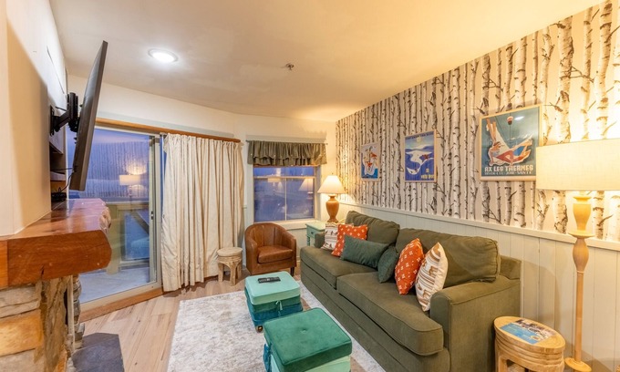 Snowshoe Condo | RF312|2BR Ski-in/Ski-out | Hot Tub| Sleeps 12