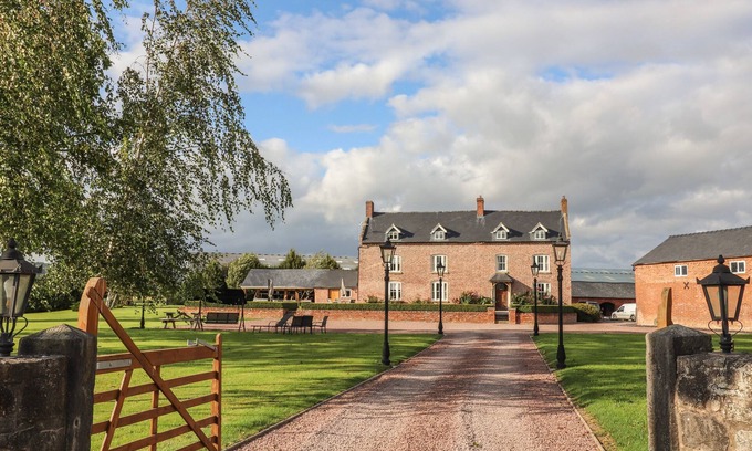 Llanymynech House | RHANDREGYNWEN HALL, family friendly, with hot tub in Four Crosses