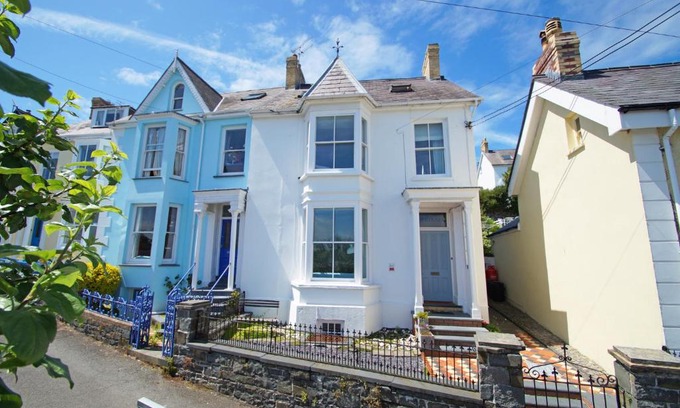 New Quay House | Rhianfa