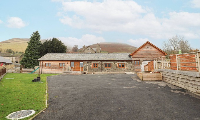 Oswestry Cottage | RHIANWEN, PLAS MOELFRE HALL BARNS in Llanrhaeadr-Ym-Mochnant