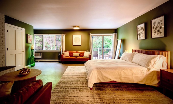 Rhinebeck Hotel | Rhinebeck Inn Suite with Private Deck