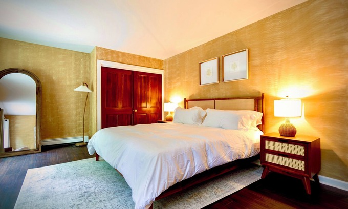 Rhinebeck Hotel | Rhinebeck Inn Suite with Private Deck and Fire Pit
