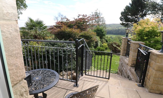 Hollow Meadows Cottage | RHINEGOLD BUNGALOW, pet friendly, with a garden in Sheffield