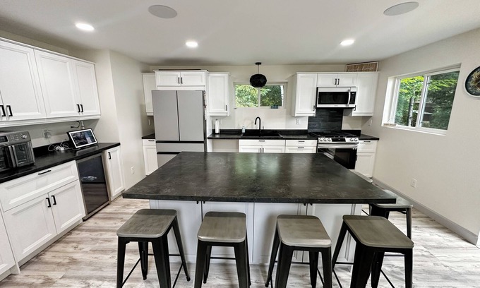 Rhinelander House | Rhinelander Chain-2 bedroom. New, Modern & on the Snowmobile Trail!