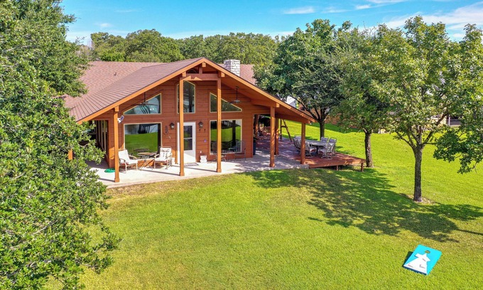 Log Cabin House | ‘Rhodes Retreat’ w/Dock on Cedar Creek Lake!