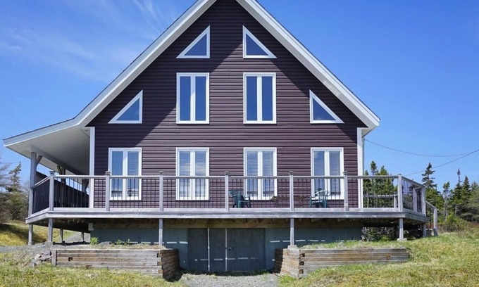 Terra Nova House | Rhodies Pondside Retreat, less than 1 hour from St. John’s!