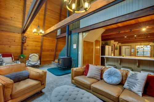 Mount Hood Village House | Rhododendron Family Cabin Hot Tub and Deck!