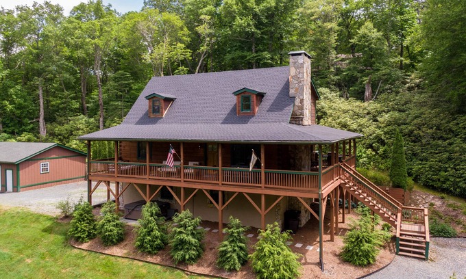 Blowing Rock House | Rhododendron Rendezvous - Incredible home in Blowing Rock with fire pit, hot tub, total privacy!